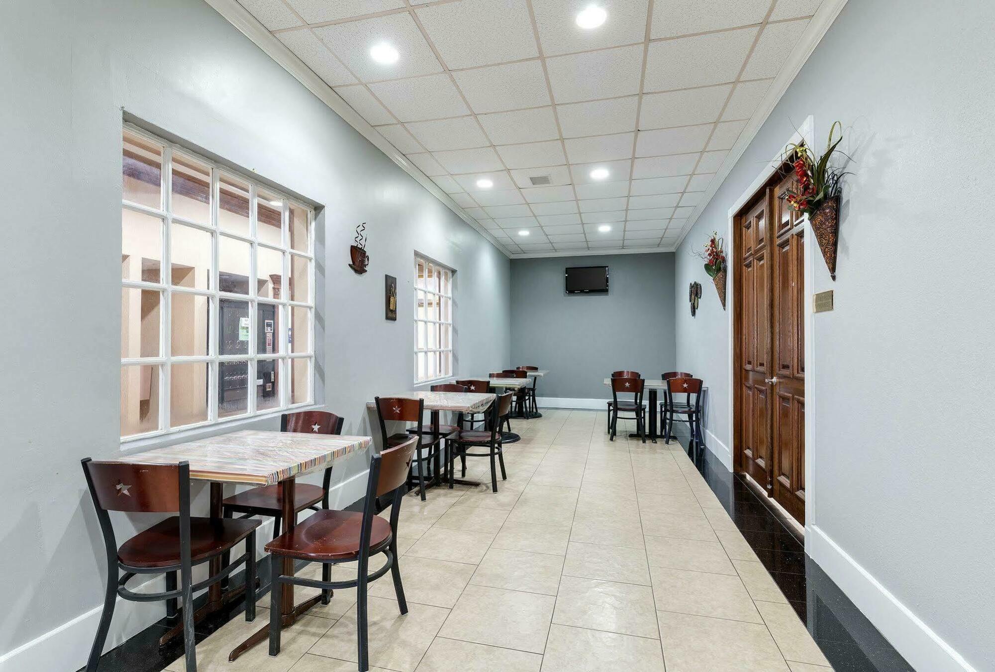 Hotel Elev8 Conroe Buitenkant foto